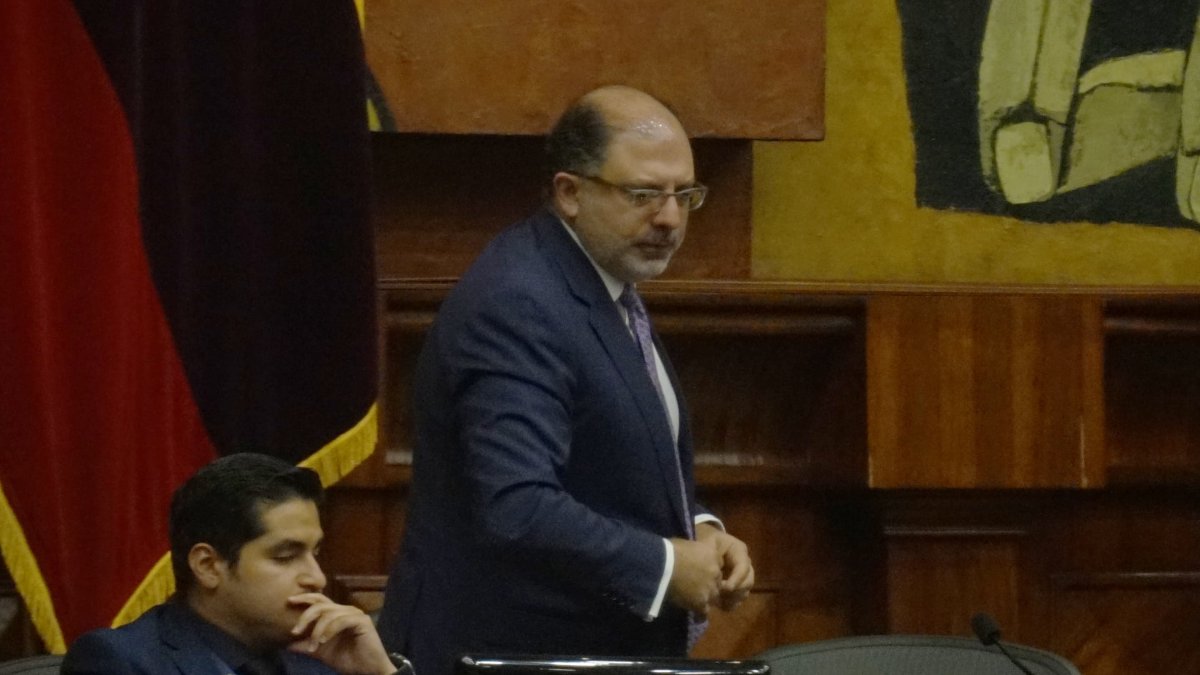 Kronfle anunció que se estudiará el caso para identificar si hubo alguna violación al procedimiento legislativo.