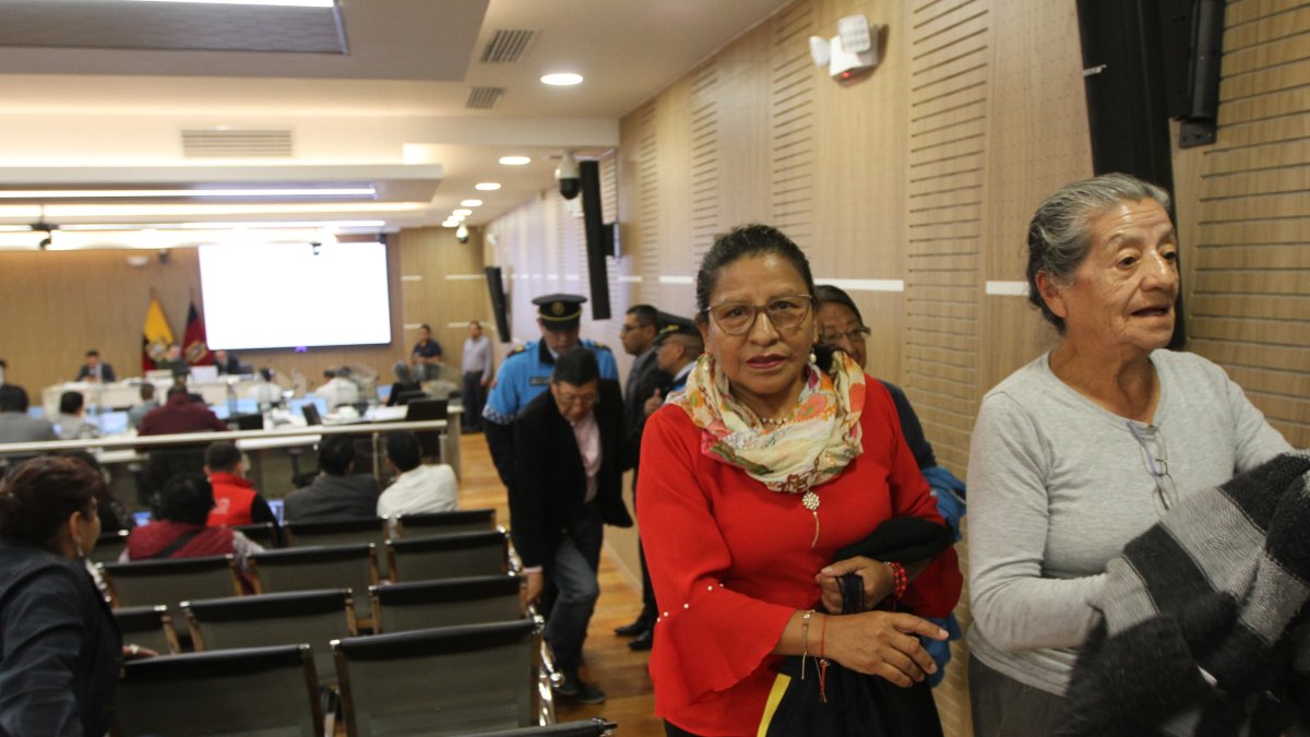 Pabel Muñoz suspendió la sesión, ante los reclamos de los vecinos que cuestionaron las declaraciones de un concejal.