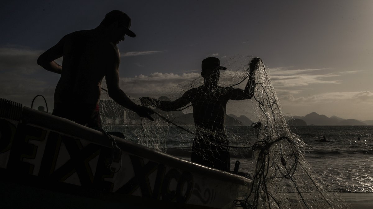 Grupos de pescadores organizan sus redes para la pesca, en una imagen de archivo