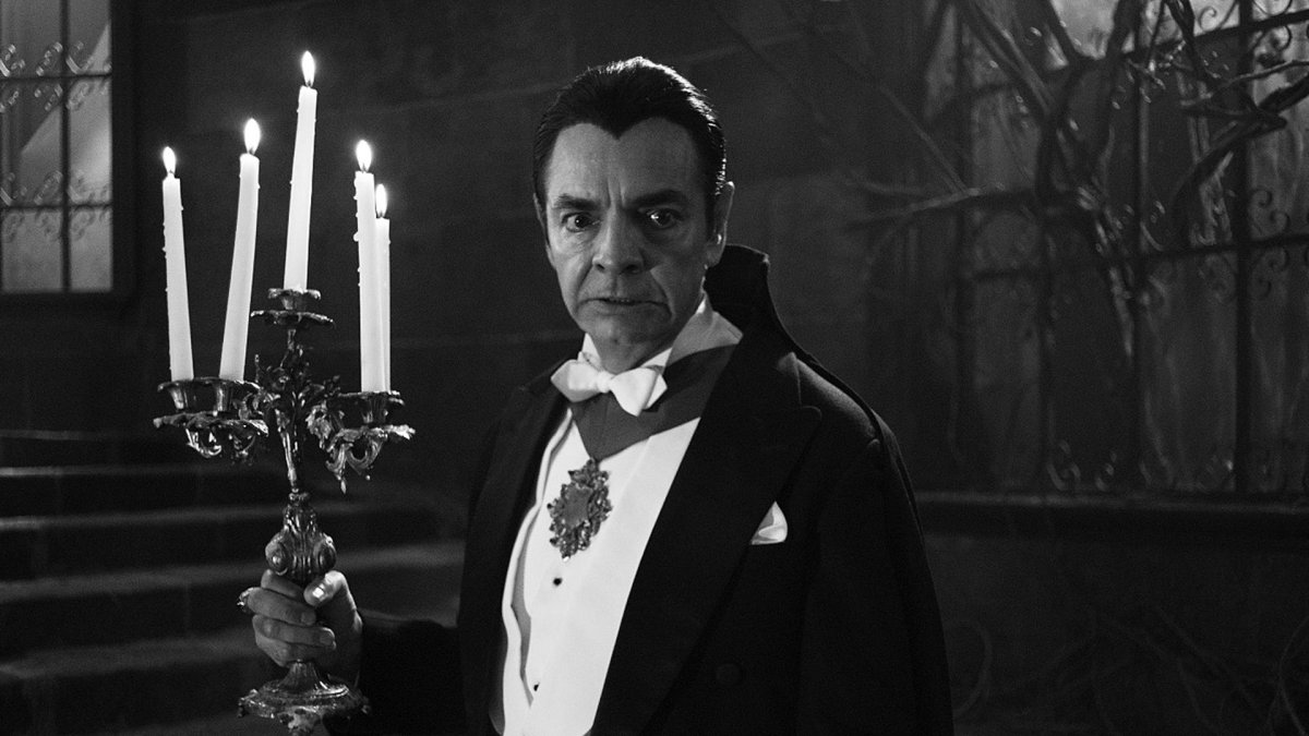 Fotografía sin fecha cedida hoy, cortesía de Televisa Univisión, donde se observa al actor mexicano Eugenio Derbez, durante un extracto de la serie 'Y llegaron de noche'.