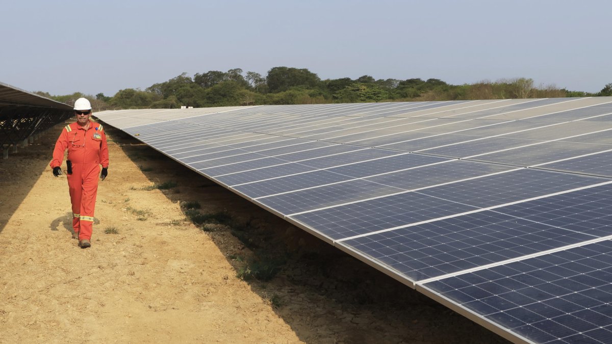 Fotografía de archivo en donde se ve un conjunto de paneles solares.