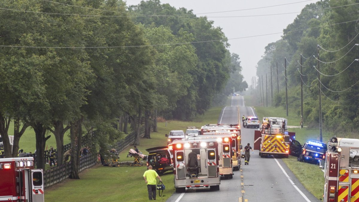 Los socorristas del condado de Marion, en la escena de un accidente que involucró a dos vehículos en el que murieron 8 personas y otras 38 fueron trasladadas a hospitale.