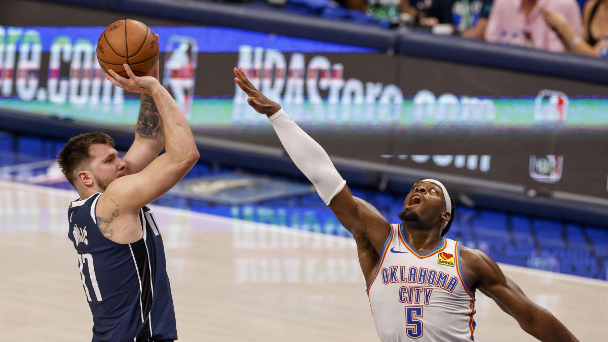 Luka Doncic (i), pese a su destacada labor con los Mavericks, no pudo aguantar el marcador y los Thunders remontaron y ganaron.