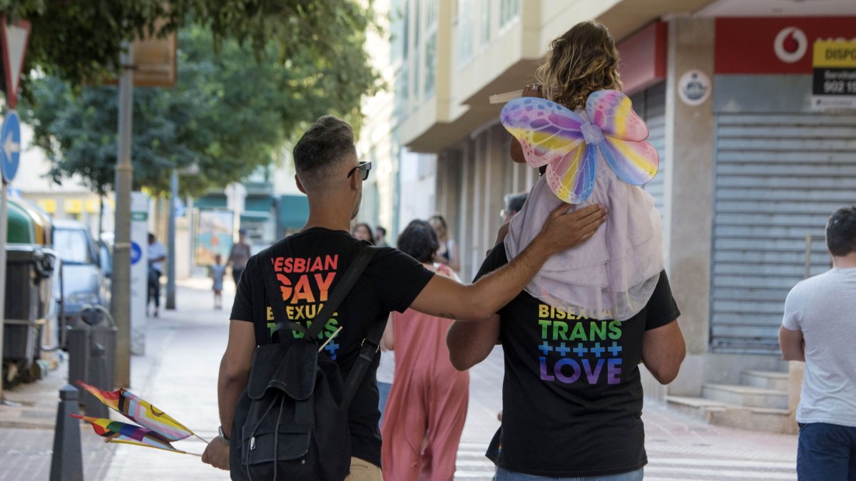 Madrid. Dos de los participantes en la manifestación del Día del Orgullo LGTBI, realizado el años pasado.