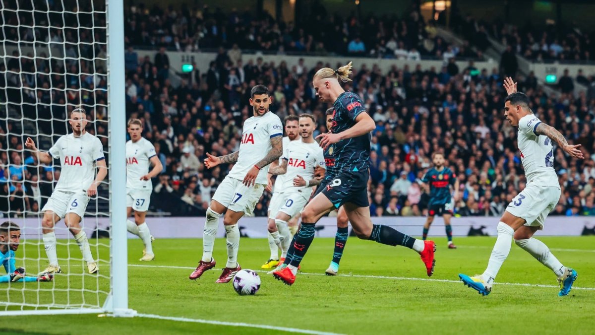 Erling Haaland anotando el primer gol para el City.