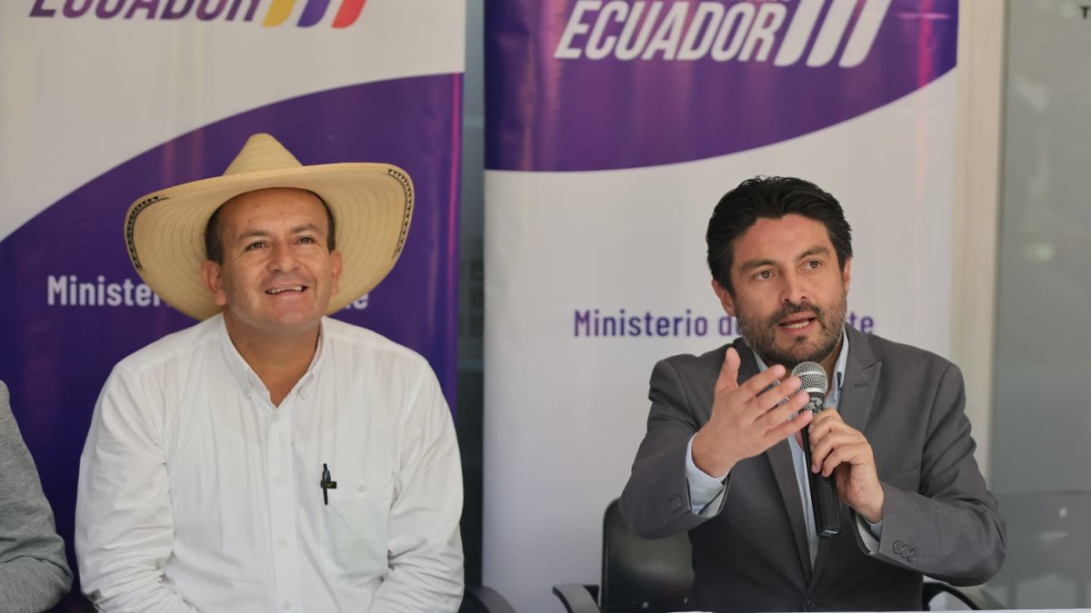 l viceministro Sáenz (d) respondió a la queja de la surfista en EXPRESO.