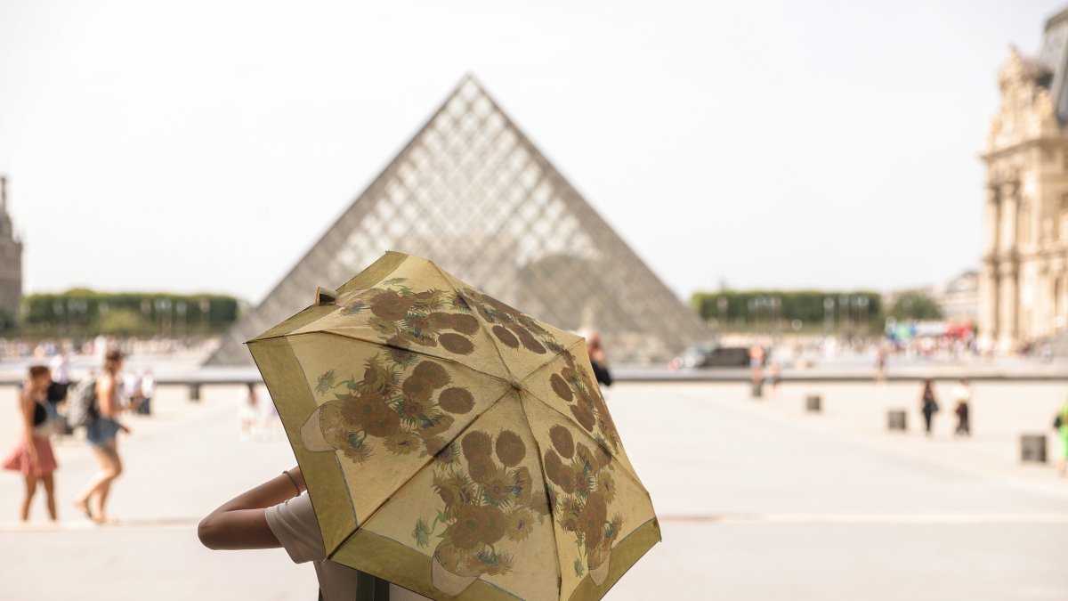 París. Una turista recorre la capital francesa en un día de mucho calor.