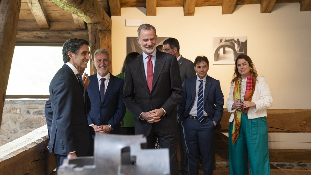 El rey Felipe VI este martes durante la inauguración de la exposición '100 años de Eduardo Chillida con la Colección Telefónica' en el Museo Chillida Leku de Hernani (Gipuzkoa).