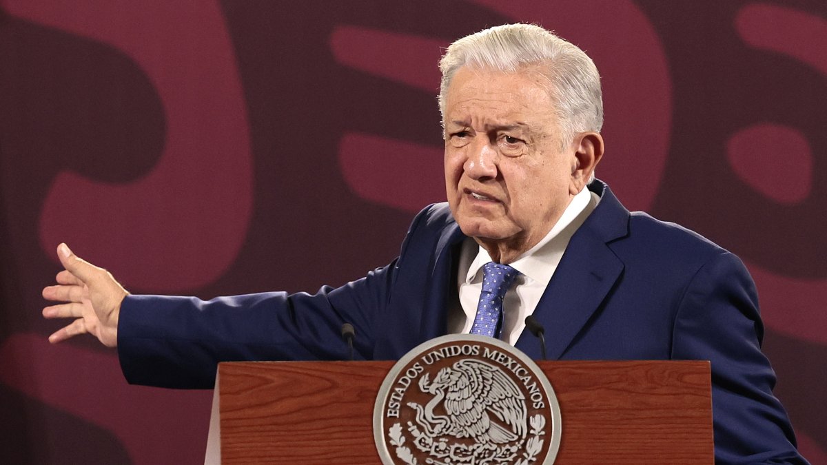 El presidente de México Andrés Manuel López Obrador, participa este martes durante su conferencia de prensa matutina en Palacio Nacional de la Ciudad de México (México).