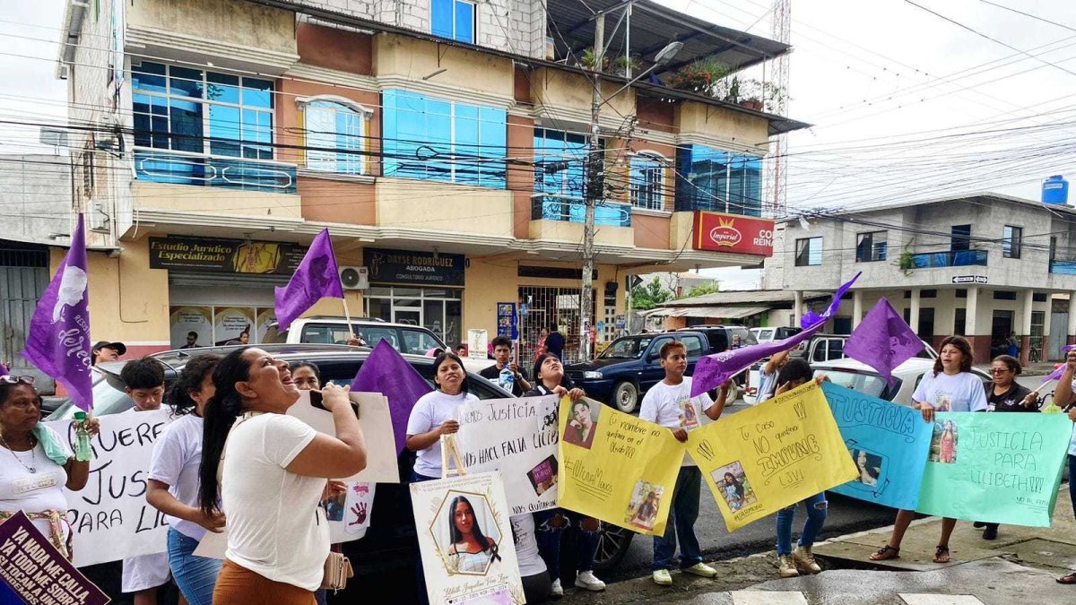 Acto. Durante la audiencia, los parientes de la joven asesinada hicieron sentir su voz de protesta.