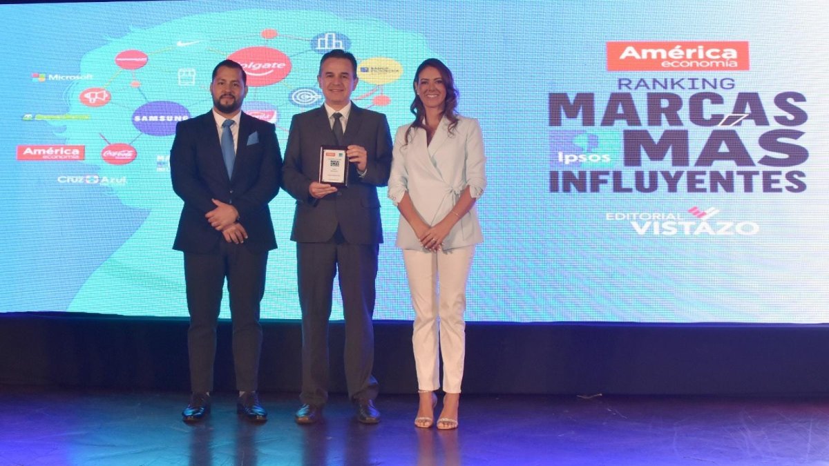 Representantes de varias firmas de carros condecoradas por su desarrollo y desempeño en el mercado.