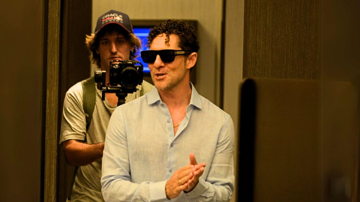 David Bisbal al llegar a la rueda de prensa en Guayaquil.