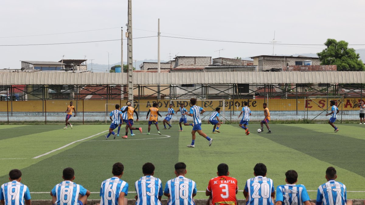 Escuela Real Fortaleza, ubicada en el Complejo Luis Chiriboga Parra, en el suburbio de Guayaquil.