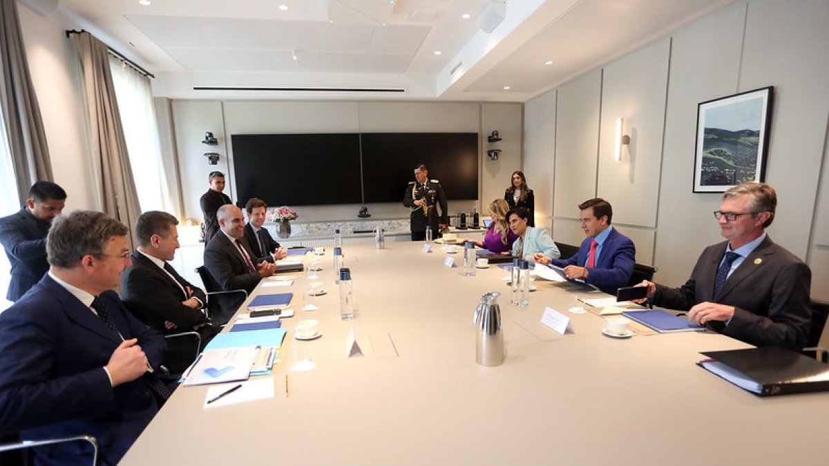 La reunión con la entidad bancaria es la primera actividad que la comitiva ecuatoriana cumple en Francia.