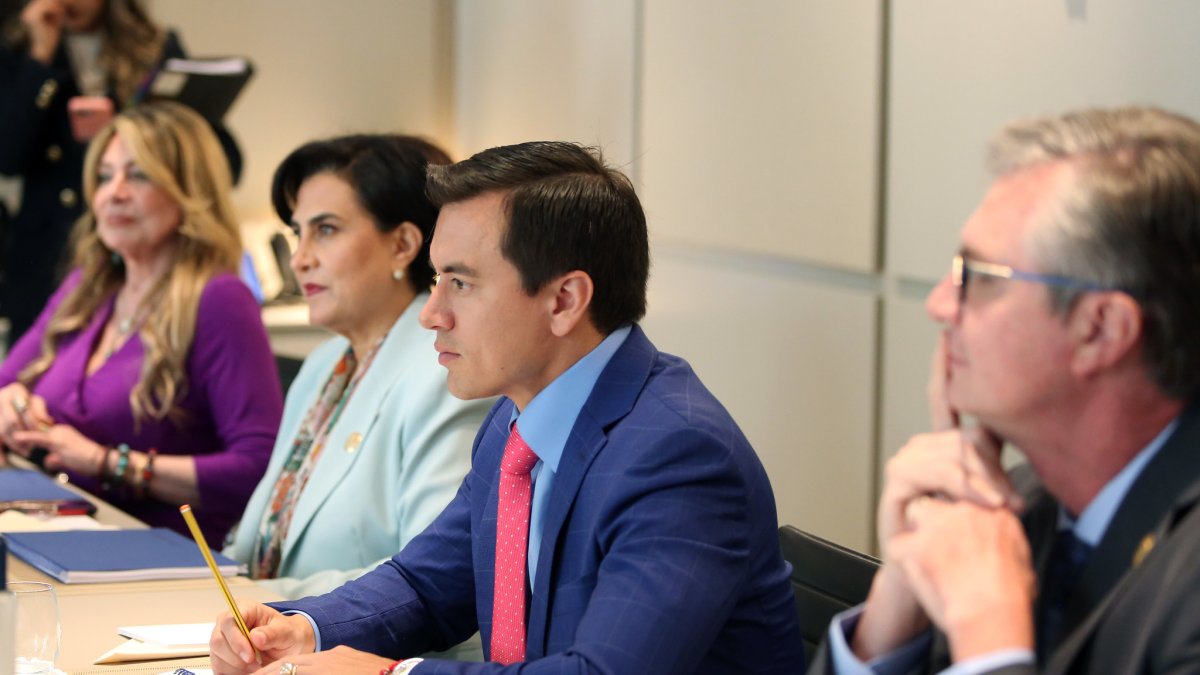 La canciller Gabriela Sommerfeld (i) y el presidente Daniel Noboa (c).