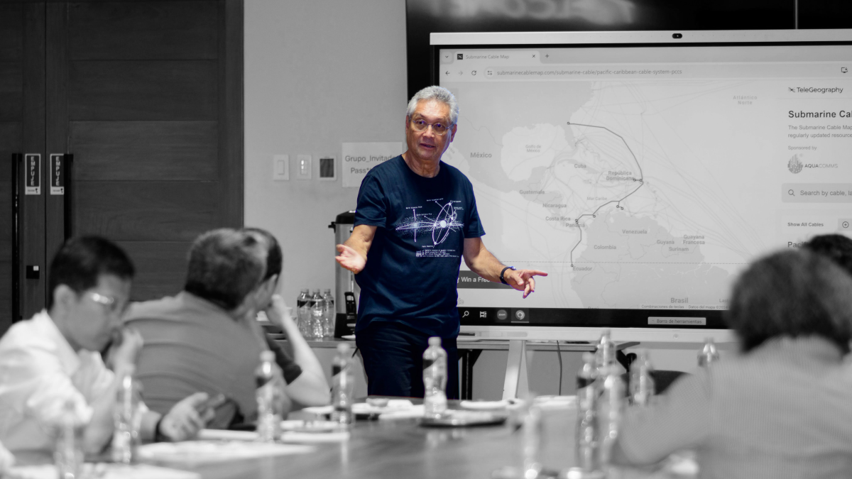 El empresario Tomislav Topic ofrece una exposición a invitados, en su empresa, Telconet.