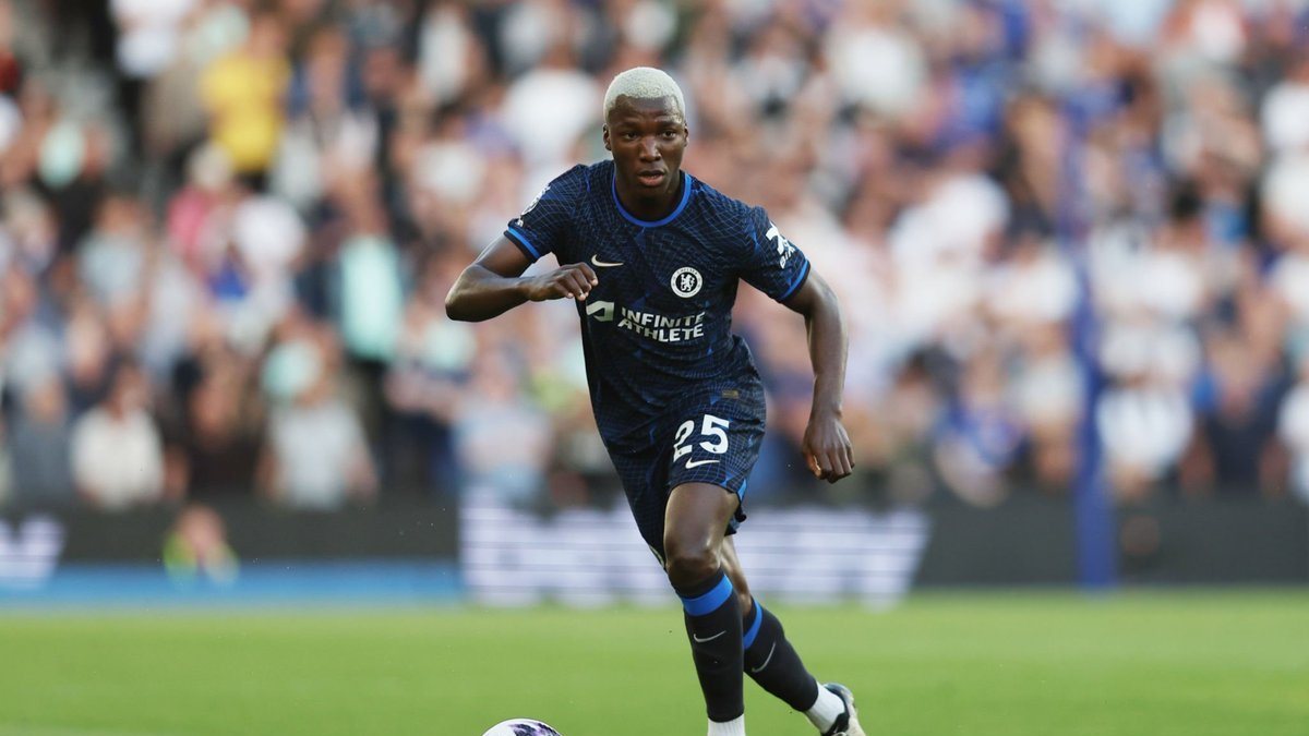 Moisés Caicedo manejó el balón en la volante de Chelsea.