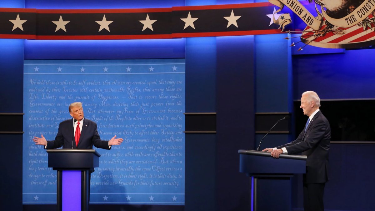 Foto de archivo donde aparece el expresidente estadounidense Donald Trump y el actual presidente, Joe Biden, durante un debate en Nashville (EE.UU.).