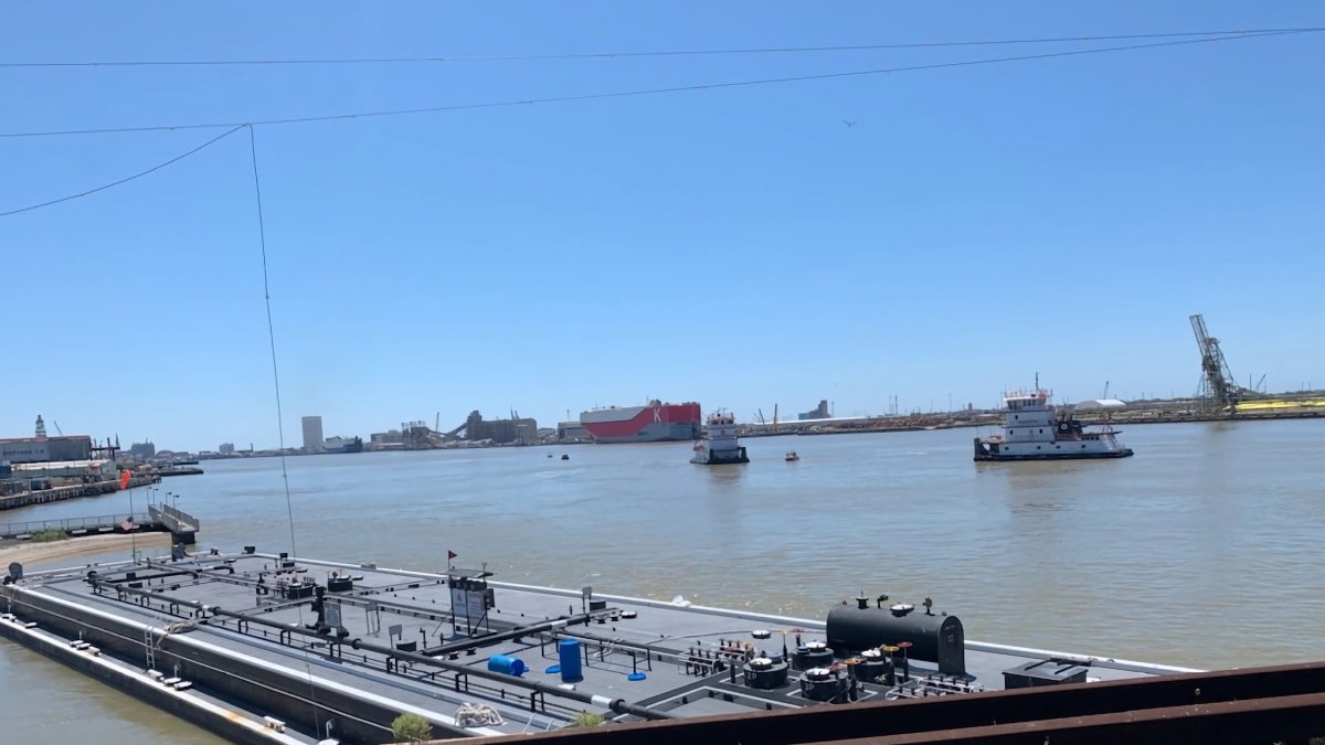 La foto muestra la barcaza que chocó con el puente de Pelican Island, este miércoles en Galveston (Estados Unidos).