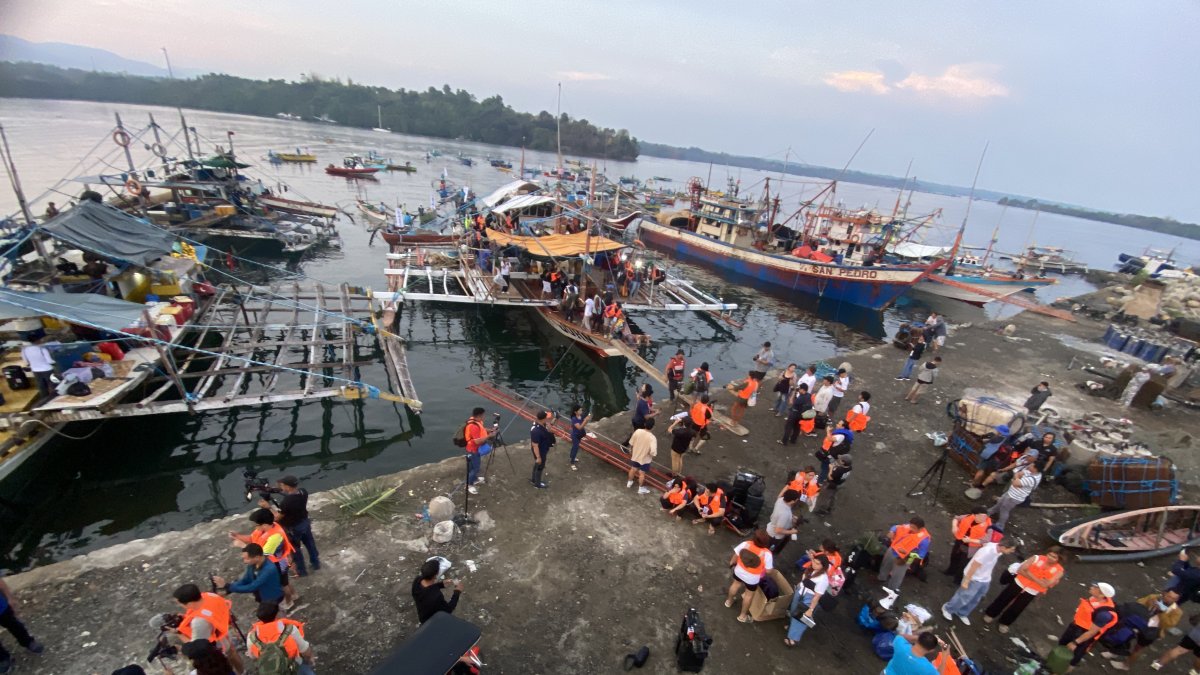 Pescadores filipinos y otros pasajeros antes de embarcar en la flotilla civil que zarpó hacia el atolón de Scarborough, en el mar de China Meridional, cuya soberanía reclaman Manila y Pekín.