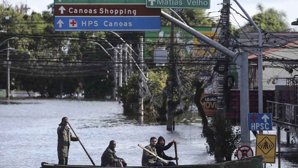 Porto Alegre. Voluntarios navegan en una inundación en el río Gravataí.