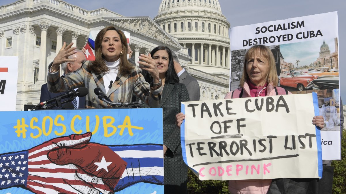 Congresistas y activistas durante manifestaciones a favor y en contra de la presencia de Cuba en la lista de países que no cooperan plenamente en la lucha contra el terrorismo.