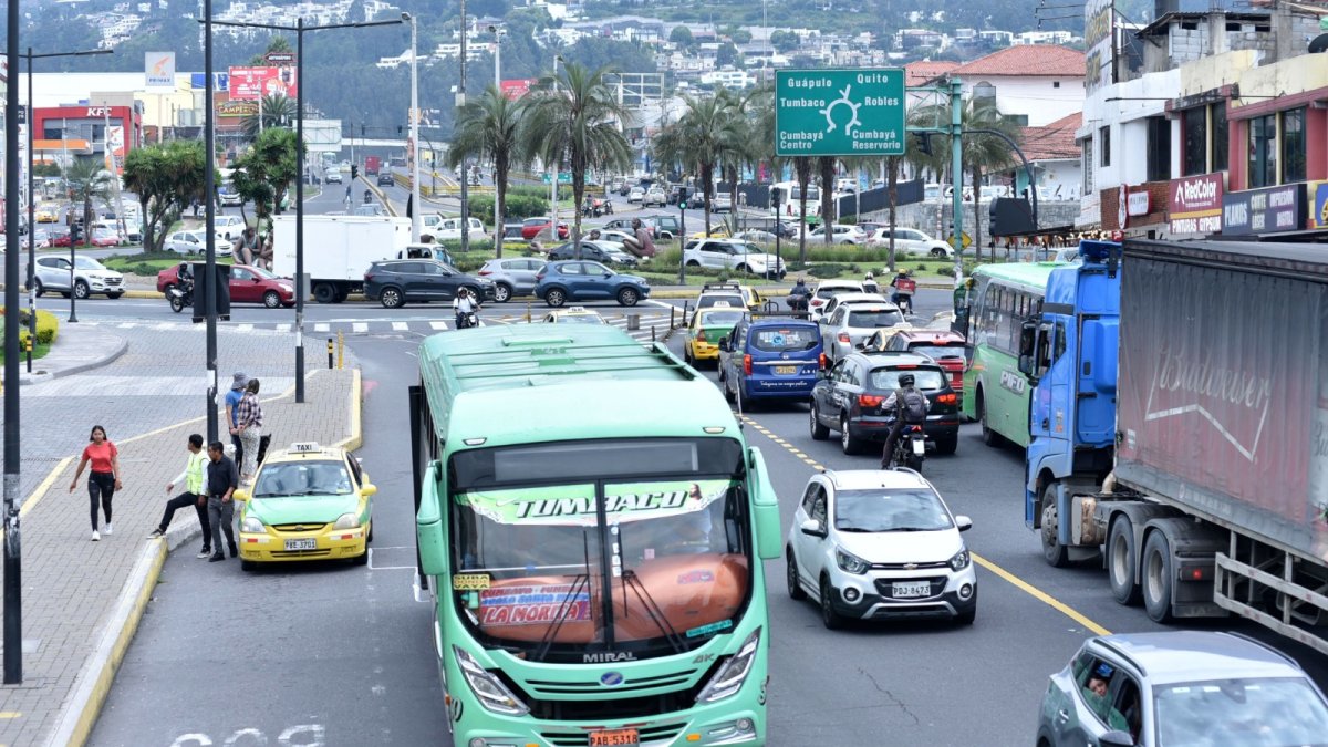 Situación. La congestión vehicular sobrepasa la capacidad de las calles de Cumbayá.