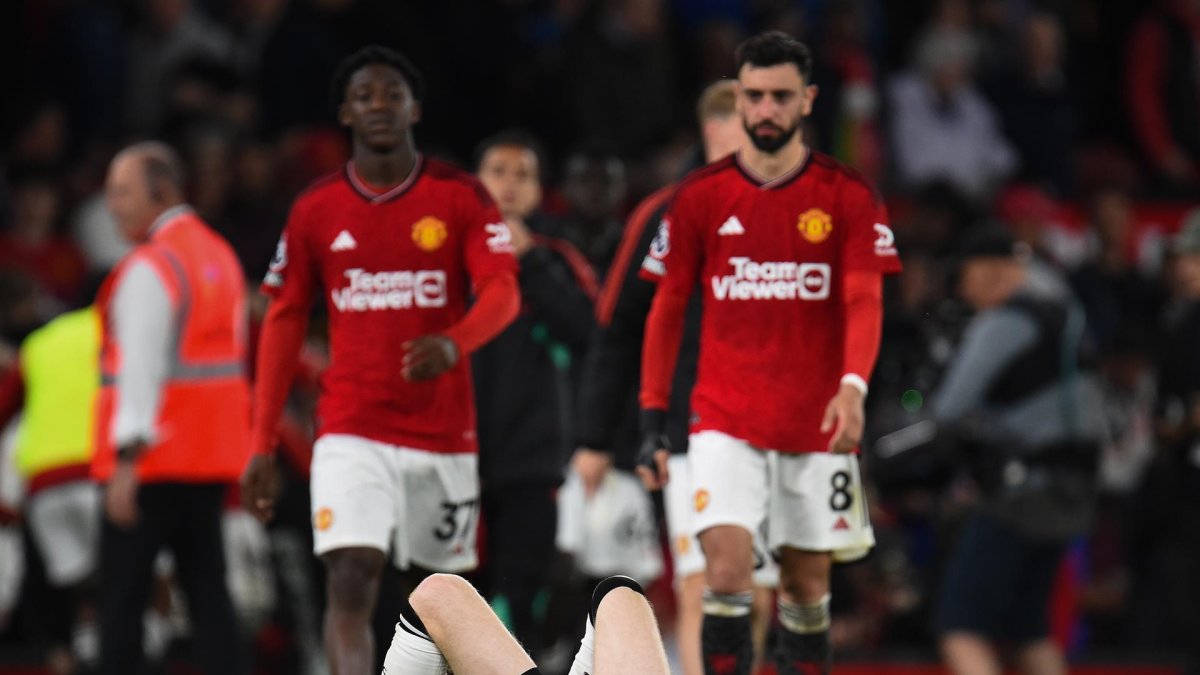 Anthony Gordon del Newcastle United yace en el suelo después de perder el partido de fútbol de la Premier League inglesa entre Manchester United y Newcastle United en Manchester, Gran Bretaña, el 15 de mayo de 2024.