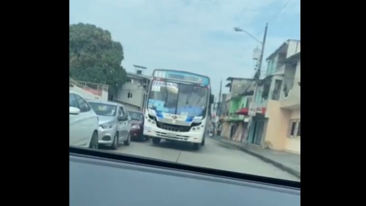 El bus transitando en contravía.