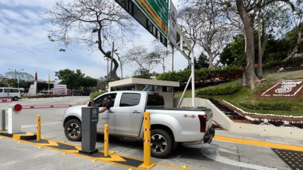 En diciembre pasado, la Universidad Católica colocó barreras vehiculares para controlar más el ingreso y salida de vehículos.