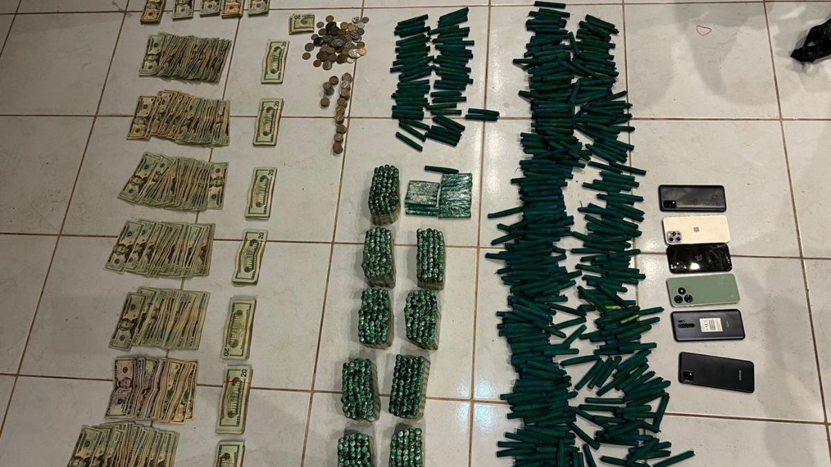 Objetos decomisados durante el operativo.