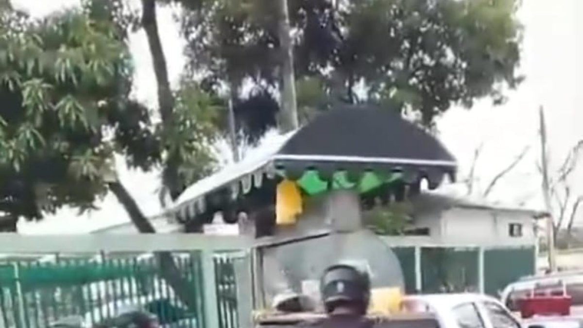 Video donde se muestra cómo una carreta de un comerciante cae desde una camioneta de la Policía Metropolitana.