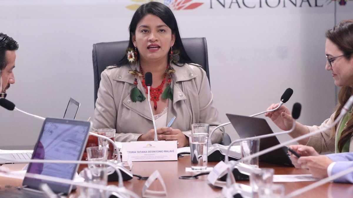 La Comisión de Gobiernos Autónomos aprobó una moción para activar el juicio político contra cinco ministros de Noboa por el caso Olón.