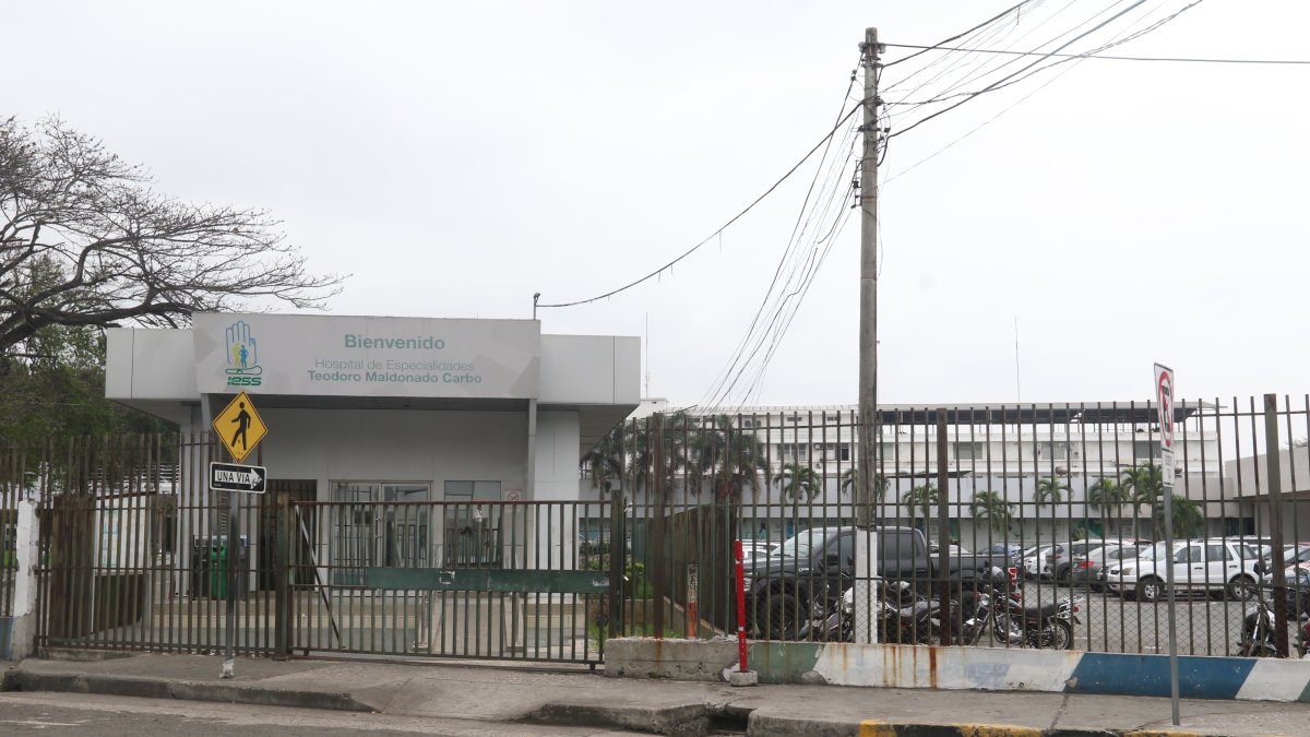 Fachada del hospital Teodoro Maldonado Carbo, sur de Guayaquil.
