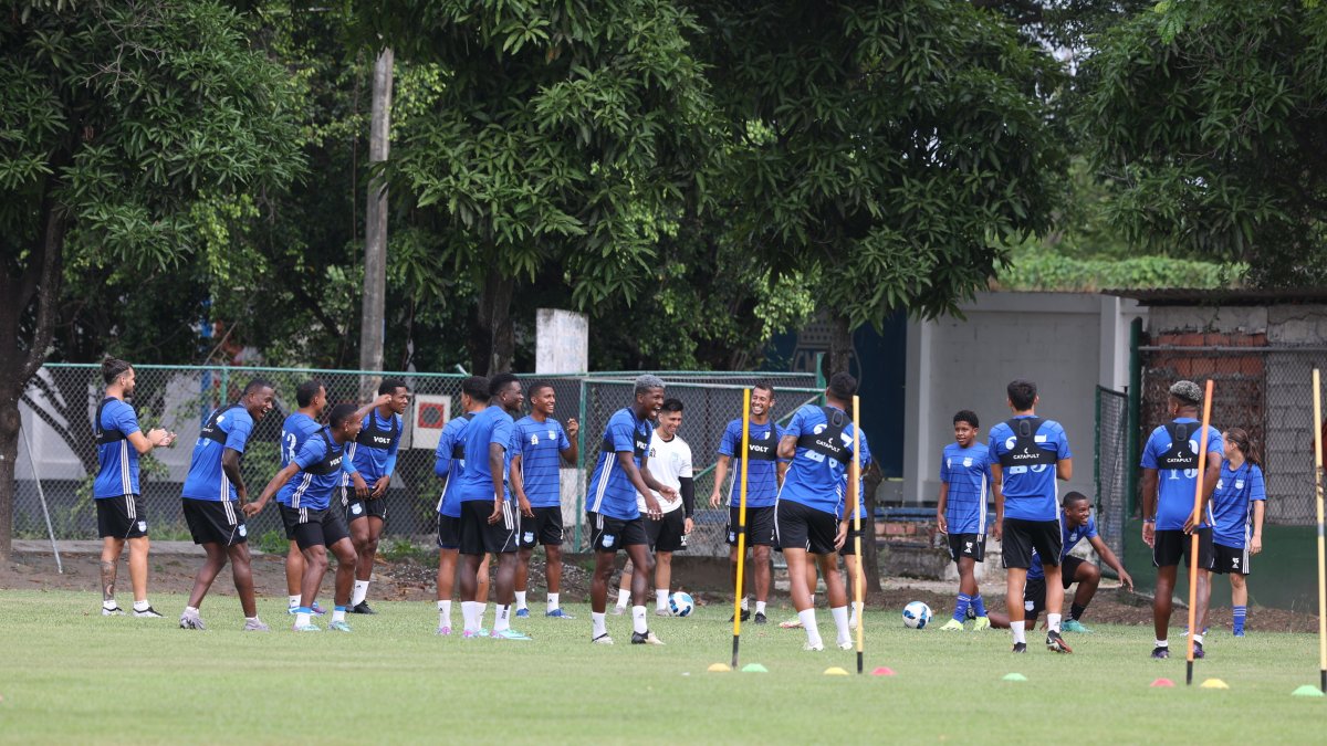 En el calentamiento, los jugadores azules no pararon de reír.
