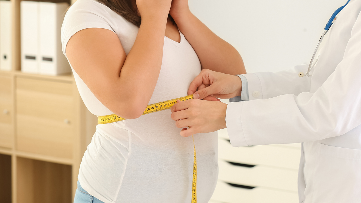 Imagen referencial de una persona tomándose medidas.