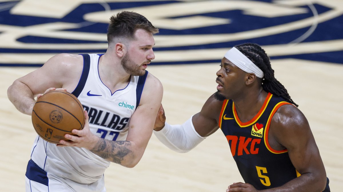 El esloveno Luka Doncic (i) dominó las acciones en Dallas