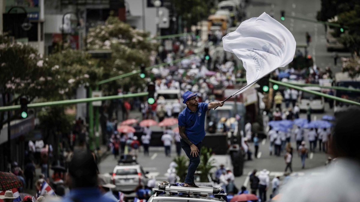 Personas participan de una manifestación de diversos sectores productivos este miércoles, en San José (Costa Rica).