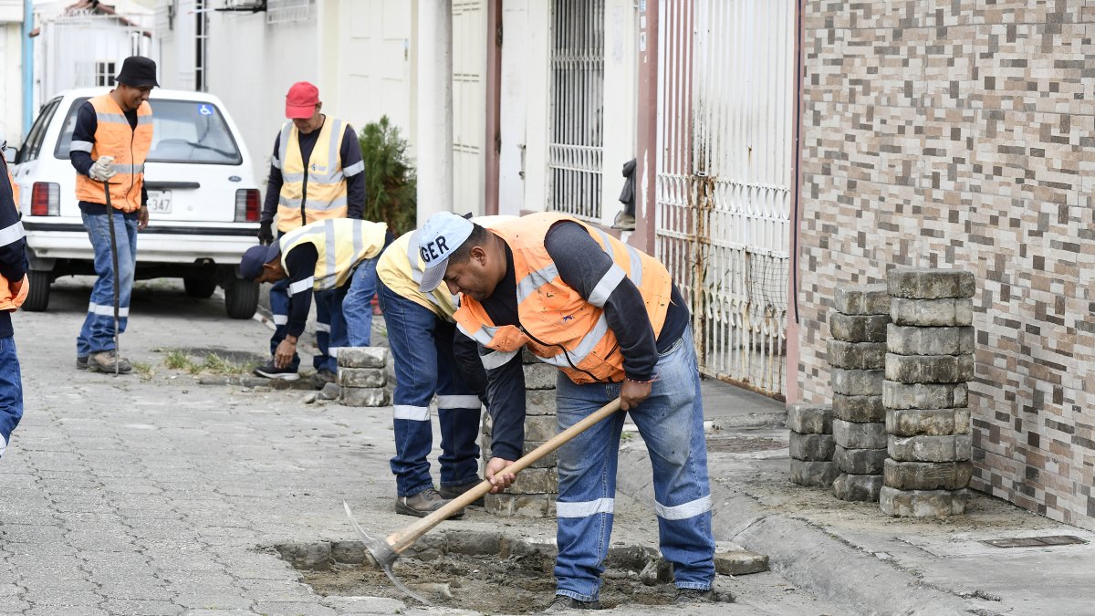 Una cuadrilla de obreros intervino los adoquines de Samanes 4.