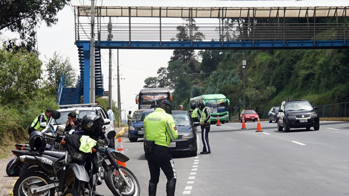 Operativos. Agentes de la AMT notifican las infracciones.