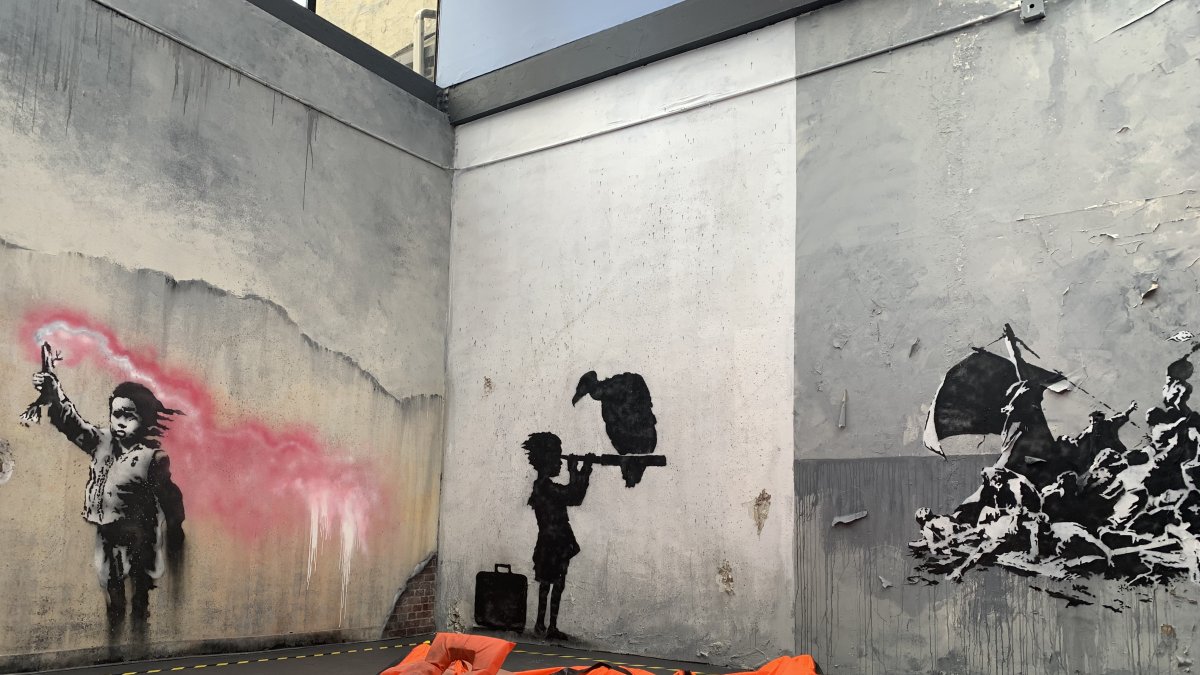 Varias obras del artista Bansky, este 15 de mayo de 2024 en el museo de Banksy, en Nueva York