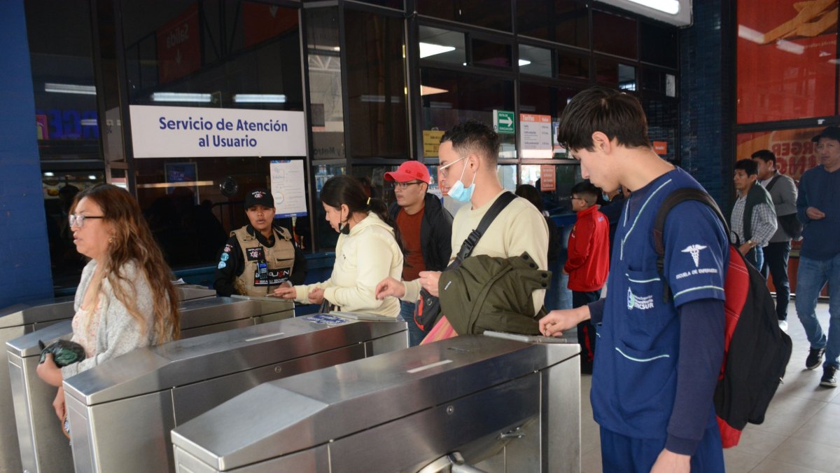 Los usuarios deben acercarse a ventanilla para cancelar el pasaje. En hora pico se forman largas filas en estaciones como El Recreo y El Labrador.
