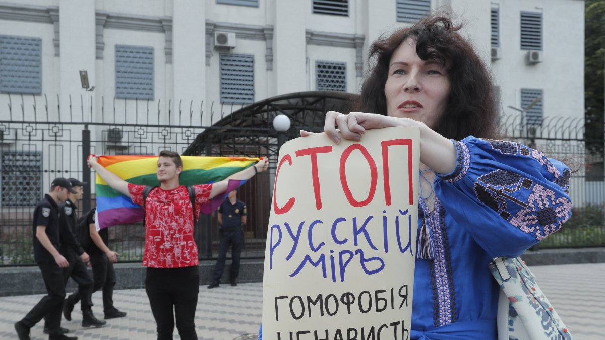 Una activista LGBT ucraniana con una pancarta en la que pide 