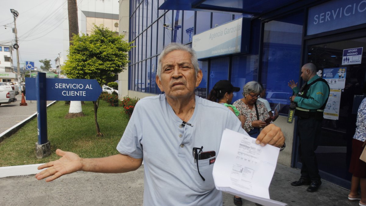 Queja. La ciudadanía pide respuestas, pero lo único que responde CNEL es que paguen para darles ayuda.