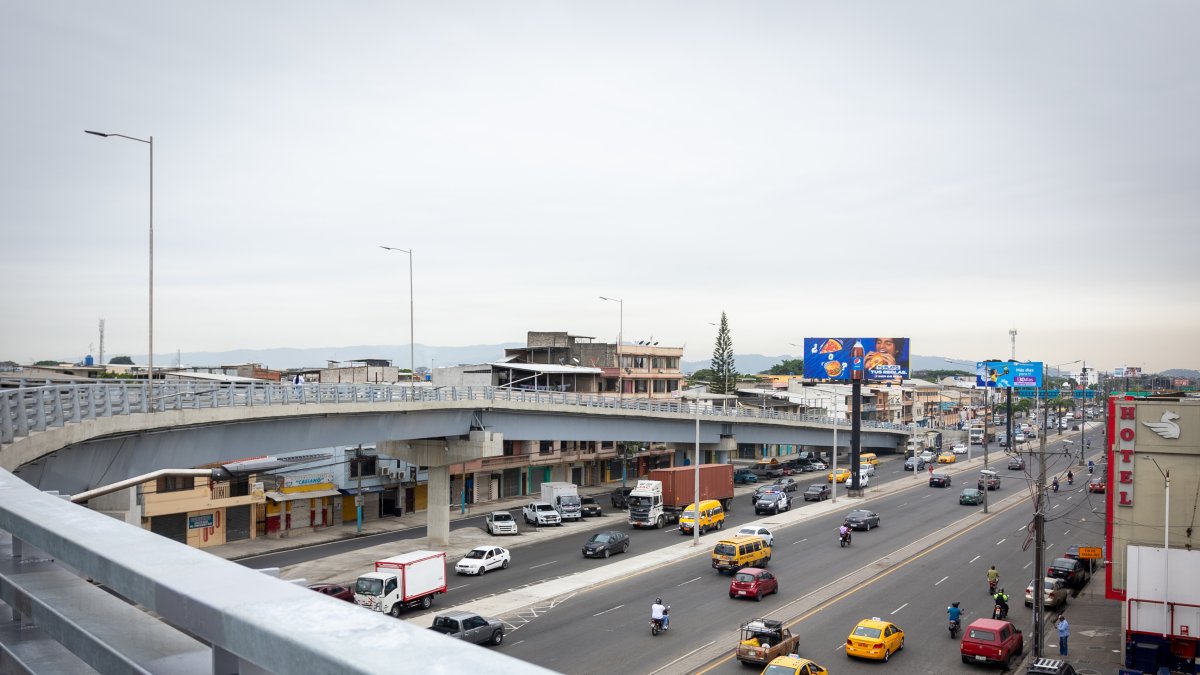El paso elevado conecta la avenida Roberto Serrano Rolando con la 25 de Julio.