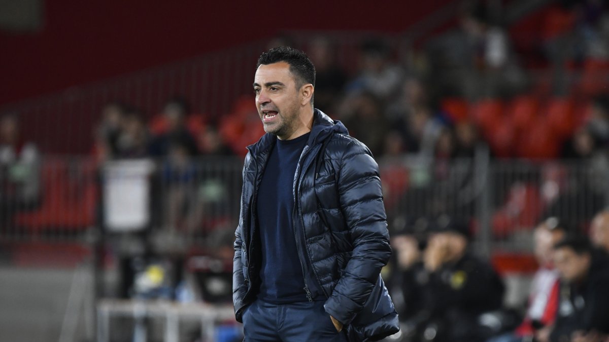 Xavi Hernández da indicaciones desde el banquillo durante el choque liguero entre Almería y Barcelona, del jueves pasado.