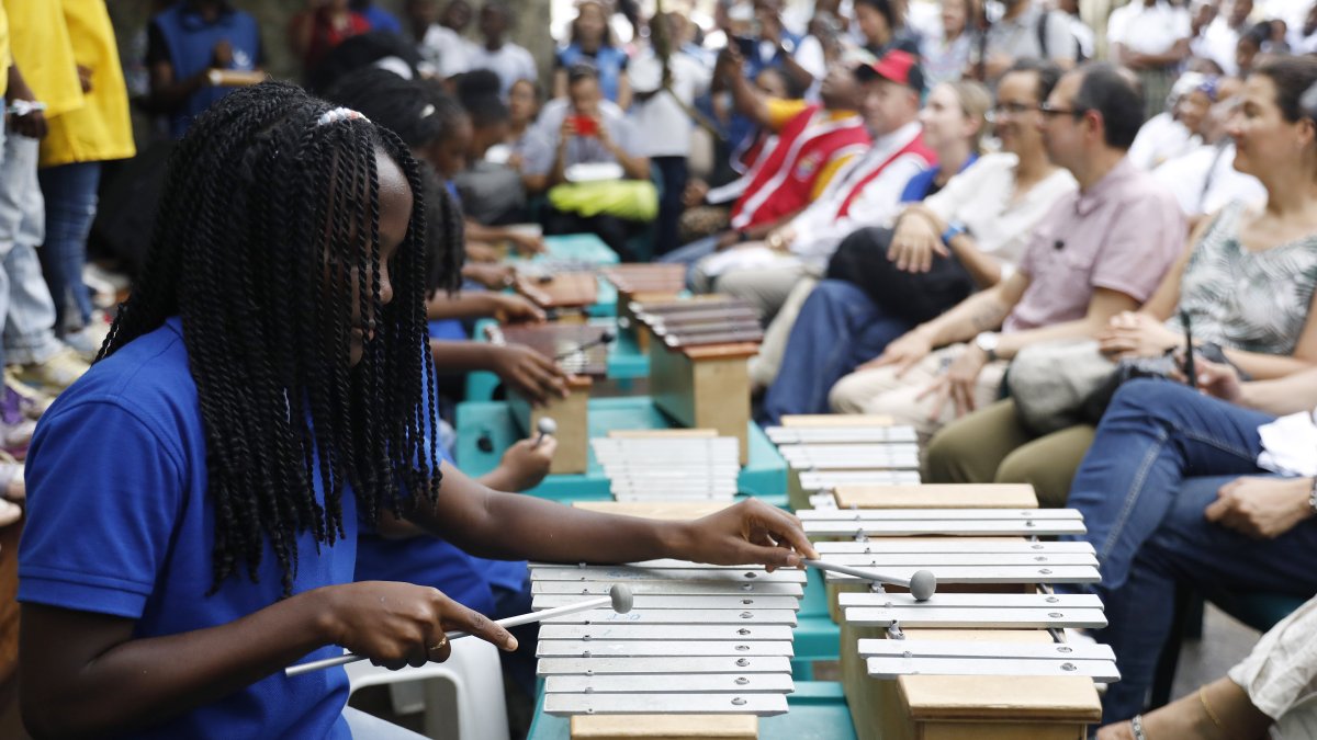 Niños tocan instrumentos durante la conmemoración de los 22 años de la masacre de Bojayá