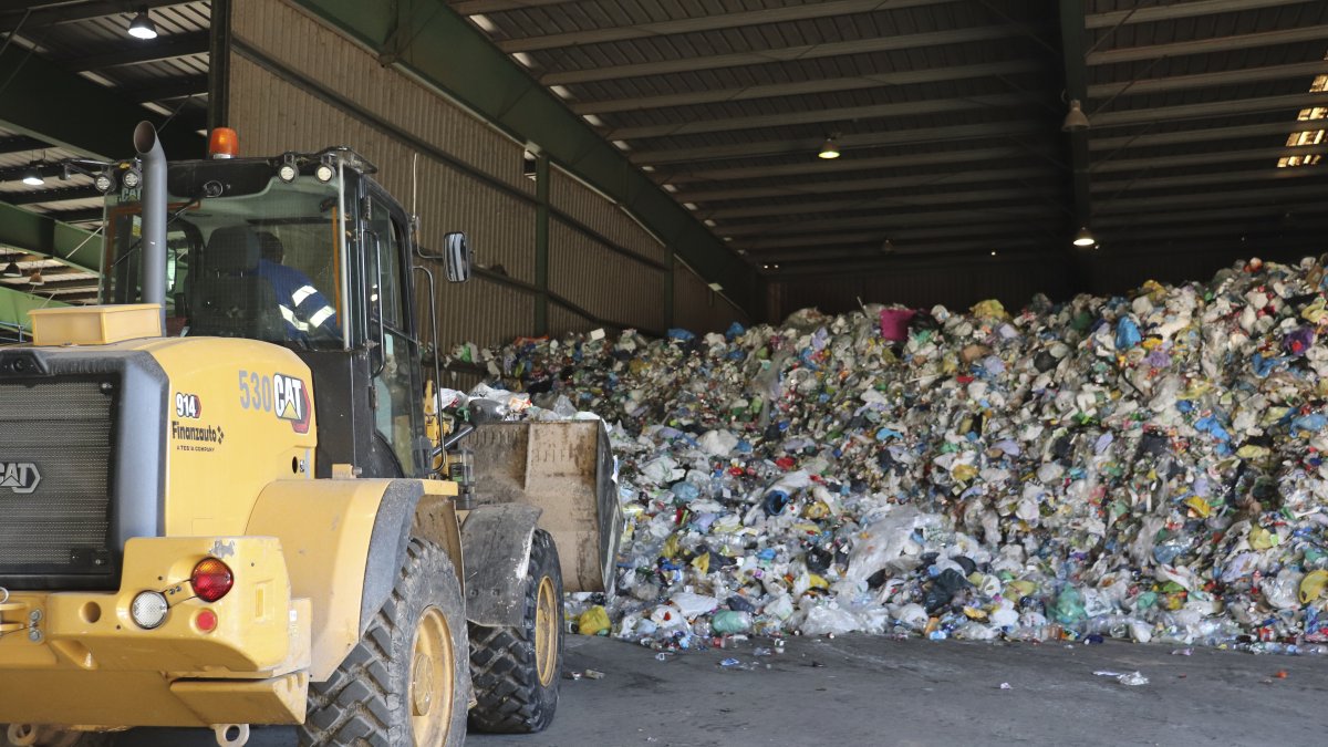 Proceso de selección y separación de residuos en una empresa de reciclaje.