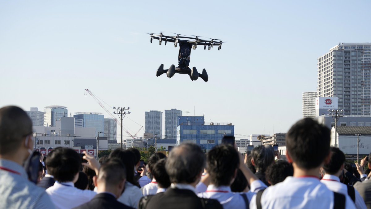 Coches que vuelan o se conducen solos, inventos que buscan reducir el derroche en la industria