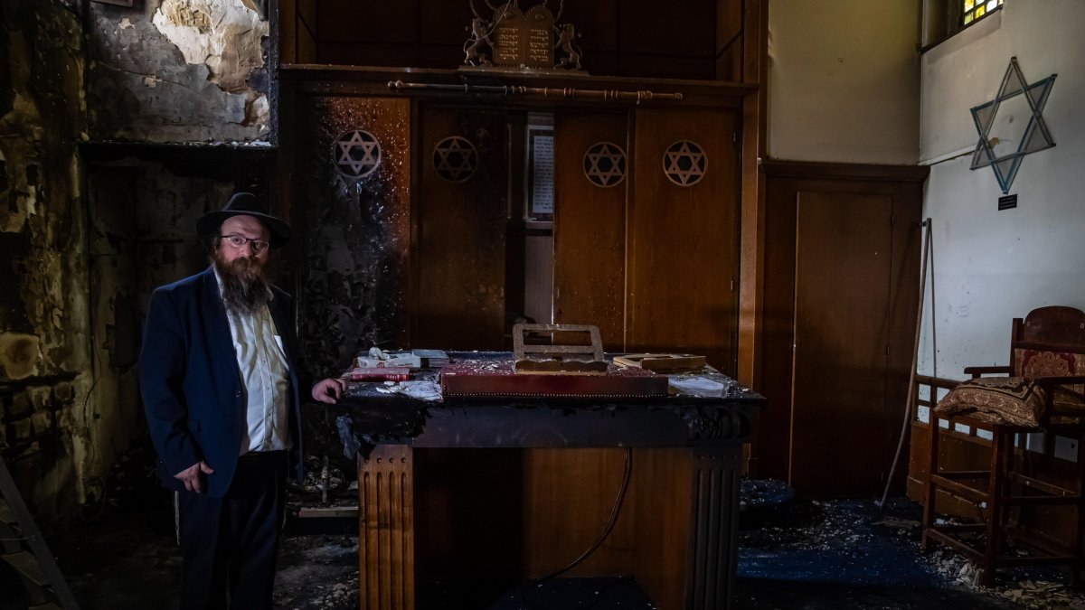 El rabino de Rouen Chmouel Lubecki inspecciona los daños dentro de la sinagoga después de que la policía disparara a un hombre mientras intentaba prenderle fuego.